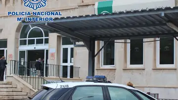 Un coche de Policía junto al hospital Bola Azul de Almería