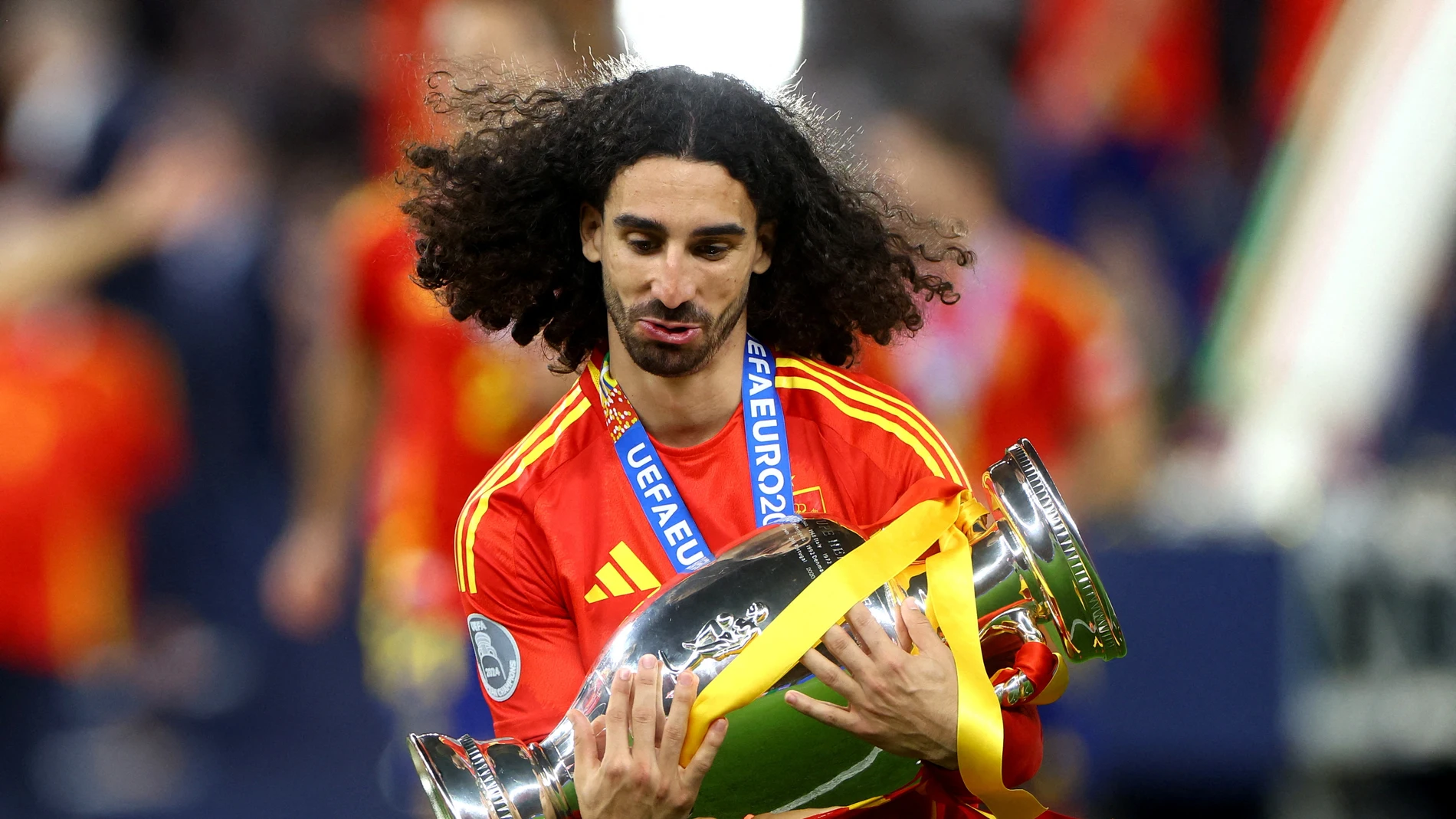 Marc Cucurella abraza el trofeo de la Eurocopa 2024 Marc Cucurella abraza el trofeo de la Eurocopa 2024