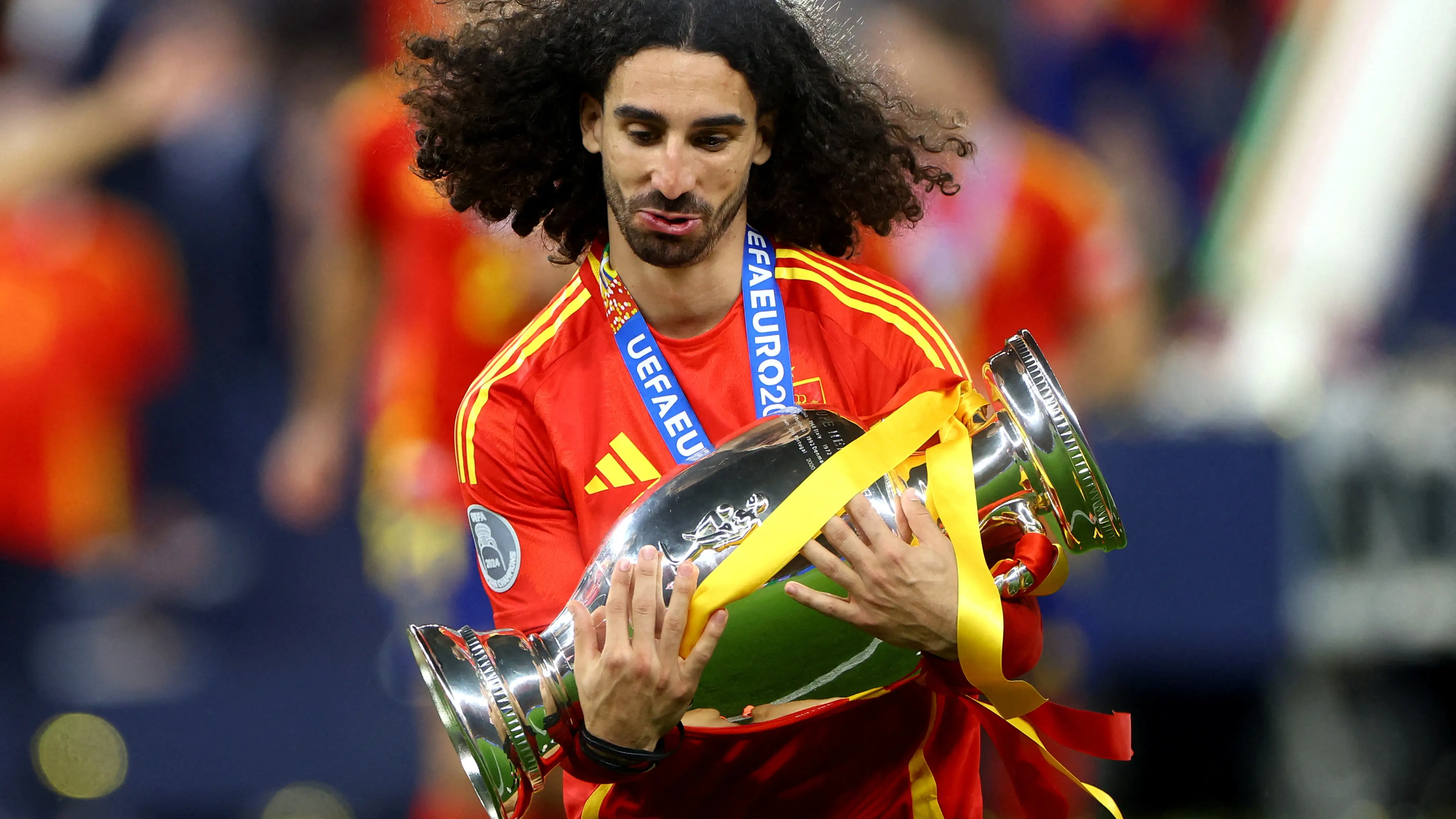 Marc Cucurella abraza el trofeo de la Eurocopa 2024 Marc Cucurella abraza el trofeo de la Eurocopa 2024