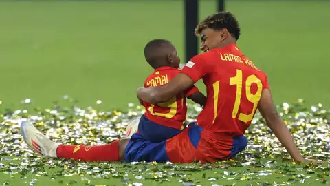 Lamine Yamal junto a su hermano pequeño Keyne Lamine Yamal junto a su hermano pequeño Keyne