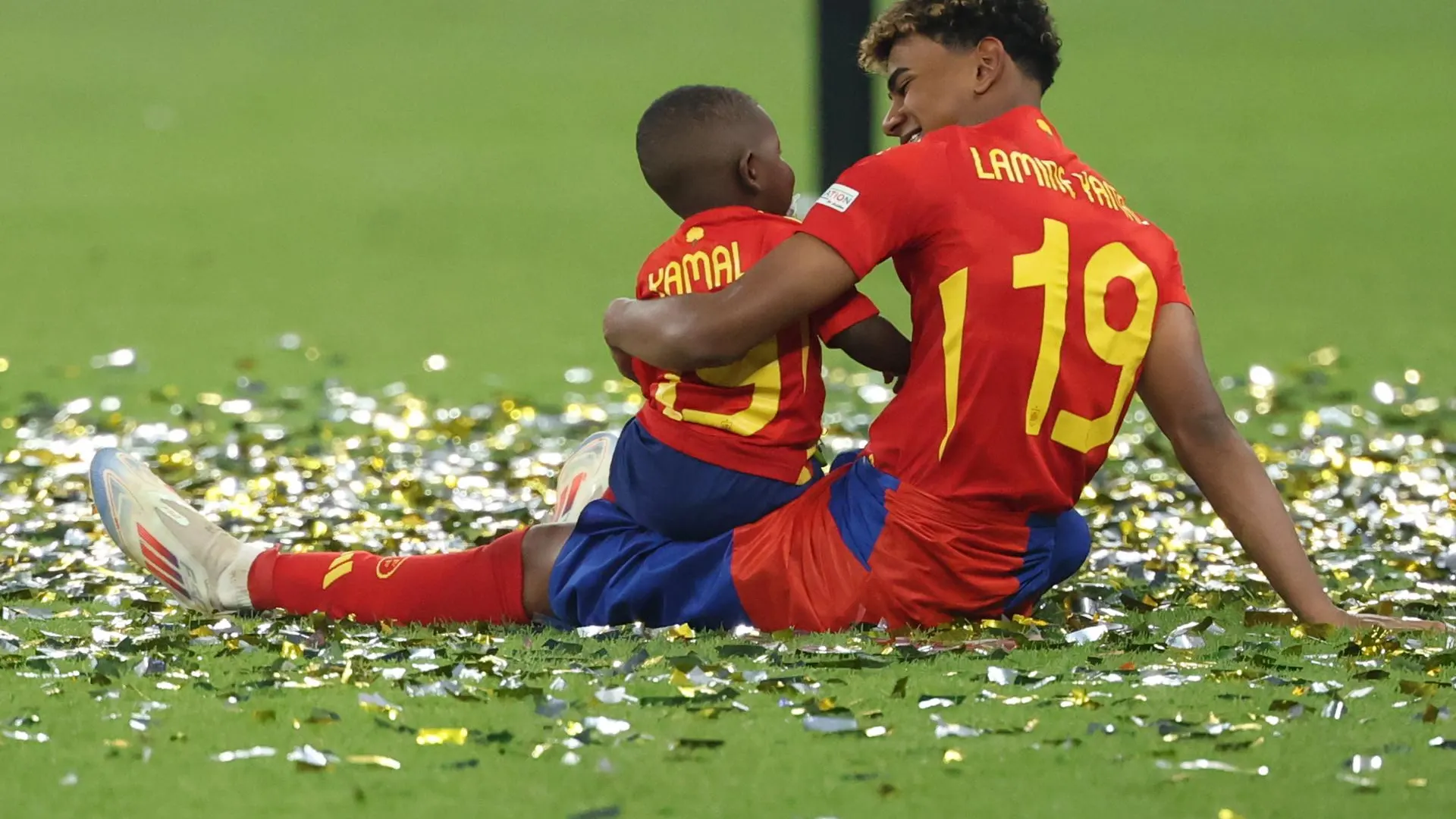 Lamine Yamal junto a su hermano peque&ntilde;o Keyne