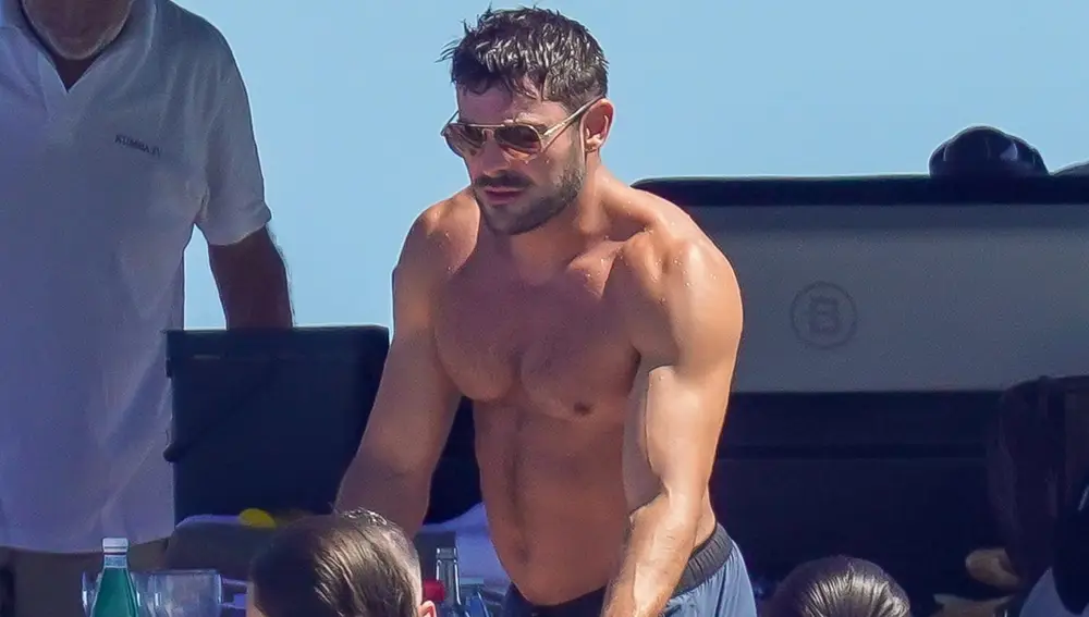 Zac Efron sin camiseta de vacaciones Zac Efron sin camiseta de vacaciones