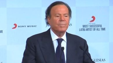 Julio Iglesias y Miranda, unas vacaciones por separado mientras el artista avanza con la serie sobre su vida