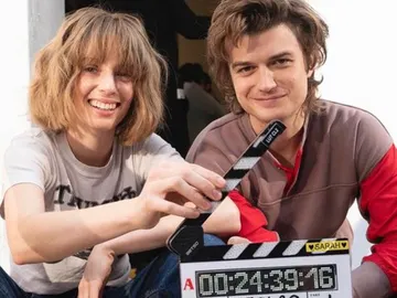 Maya Hawke como Robin y Joe Keery como Steve en Stranger Things Maya Hawke como Robin y Joe Keery como Steve en Stranger Things