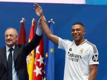 Kylian Mbappé junto a Florentino Pérez en el Bernabéu