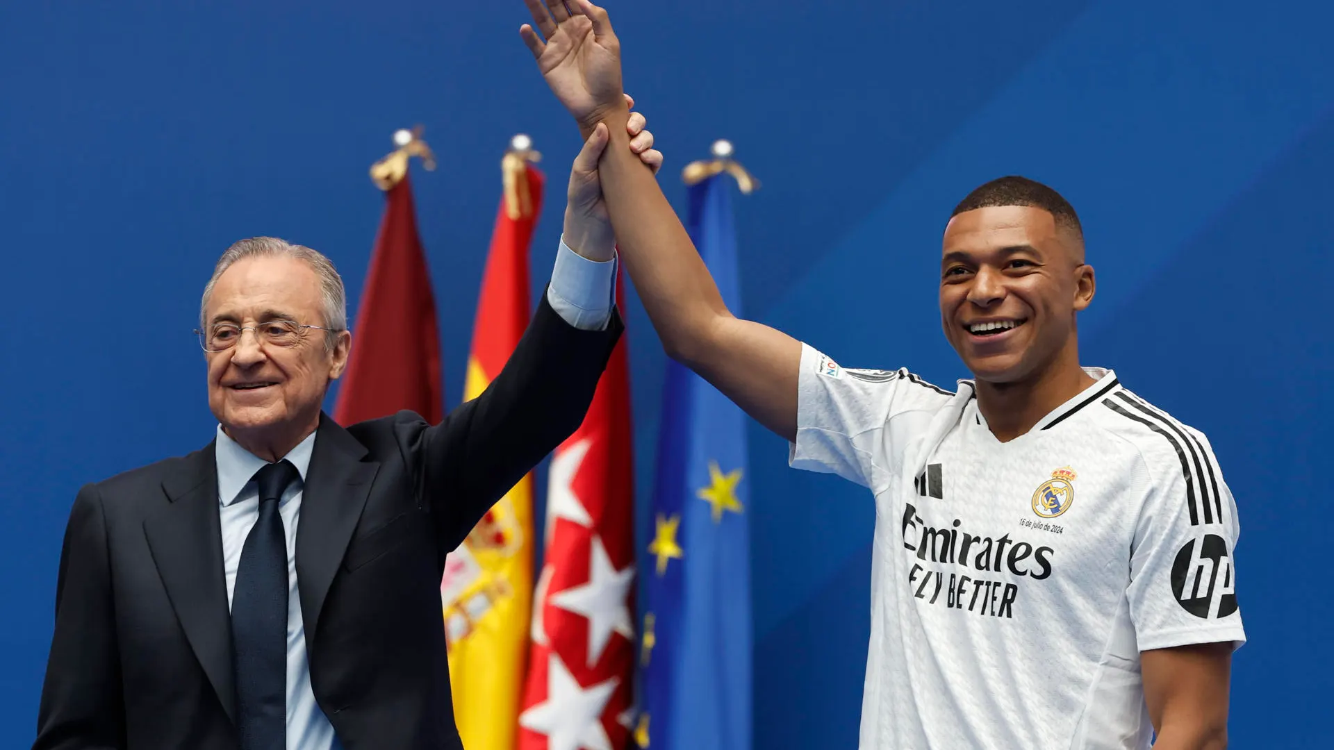 Kylian Mbappé junto a Florentino Pérez en el Bernabéu Kylian Mbappé junto a Florentino Pérez en el Bernabéu