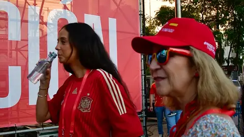 Victoria Federica y la infanta Elena en la Plaza de Cibeles Victoria Federica y la infanta Elena en la Plaza de Cibeles