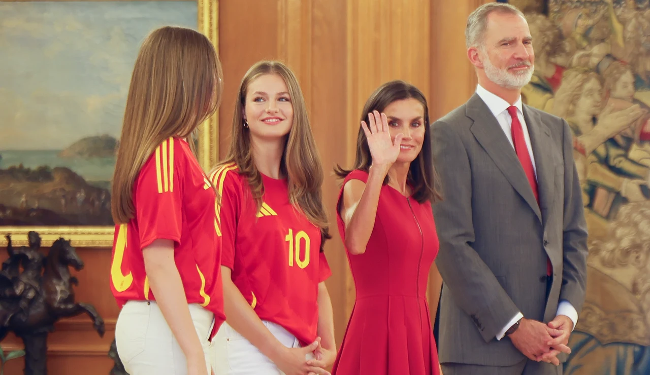 La familia real recibiendo la selección española tras ganar la Eurocopa de fútbol