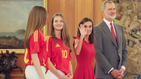 La familia real recibiendo la selección española tras ganar la Eurocopa de fútbol