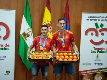 Jesús Navas y Fabián en Los Palacios cuando ganaron la Eurocopa Jesús Navas y Fabián en Los Palacios cuando ganaron la Eurocopa