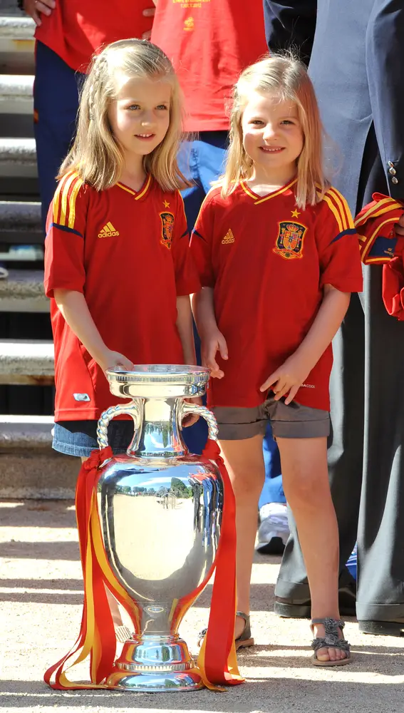 Leonor y Sofía jugando con la Eurocopa 2012