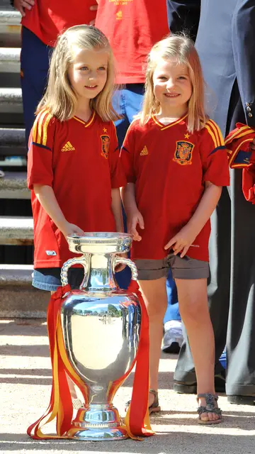 Leonor y Sofía jugando con la Eurocopa 2012 Leonor y Sofía jugando con la Eurocopa 2012