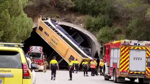 El autobús siniestrado bloqueando el túnel en Barcelona