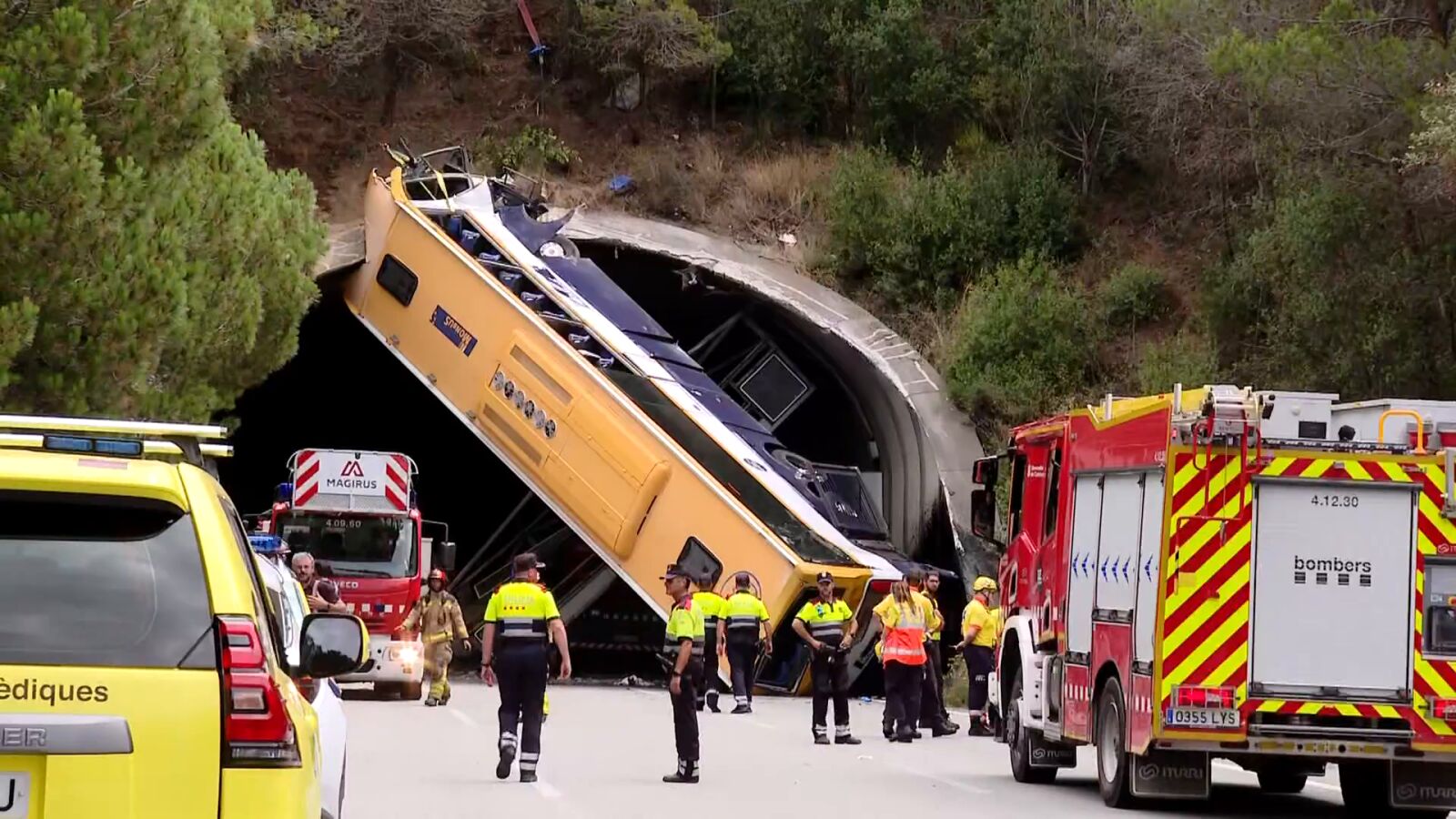 Accidente autobús Barcelona: la maniobra que provocó que el vehículo acabara en vertical bloqueando el túnel