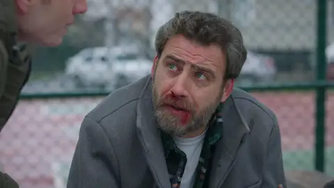 Gokhan pierde todo el dinero de Berk en apuestas y se inventa que se lo han robado, ¿descubrirán sus hijos su mentira? Gokhan pierde todo el dinero de Berk en apuestas y se inventa que se lo han robado, ¿descubrirán sus hijos su mentira?