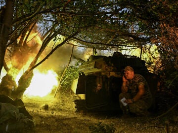 Un artillero de las Fuerzas Armadas de Ucrania dispara un obús hacia las tropas rusas, en la región de Donetsk, Ucrania, el 14 de julio de 2024. 