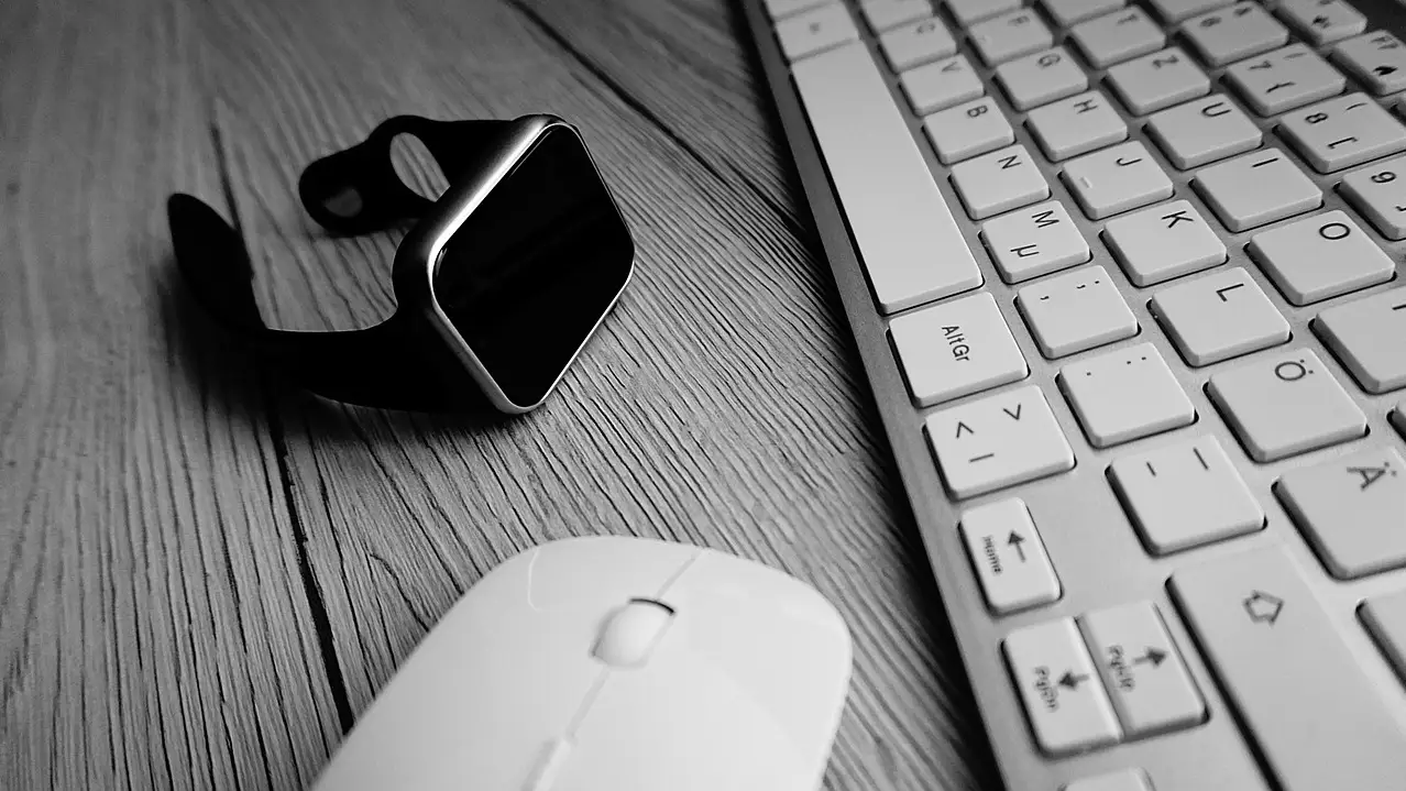 El nuevo engaño consiste en recibir 'gratuitamente' un smartwatch o unos auriculares: ¿Porqué no debes aceptarlos? Smartwatch