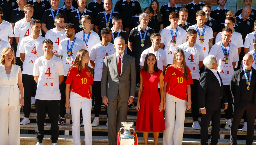 Familia real con la selección española de fútbol 