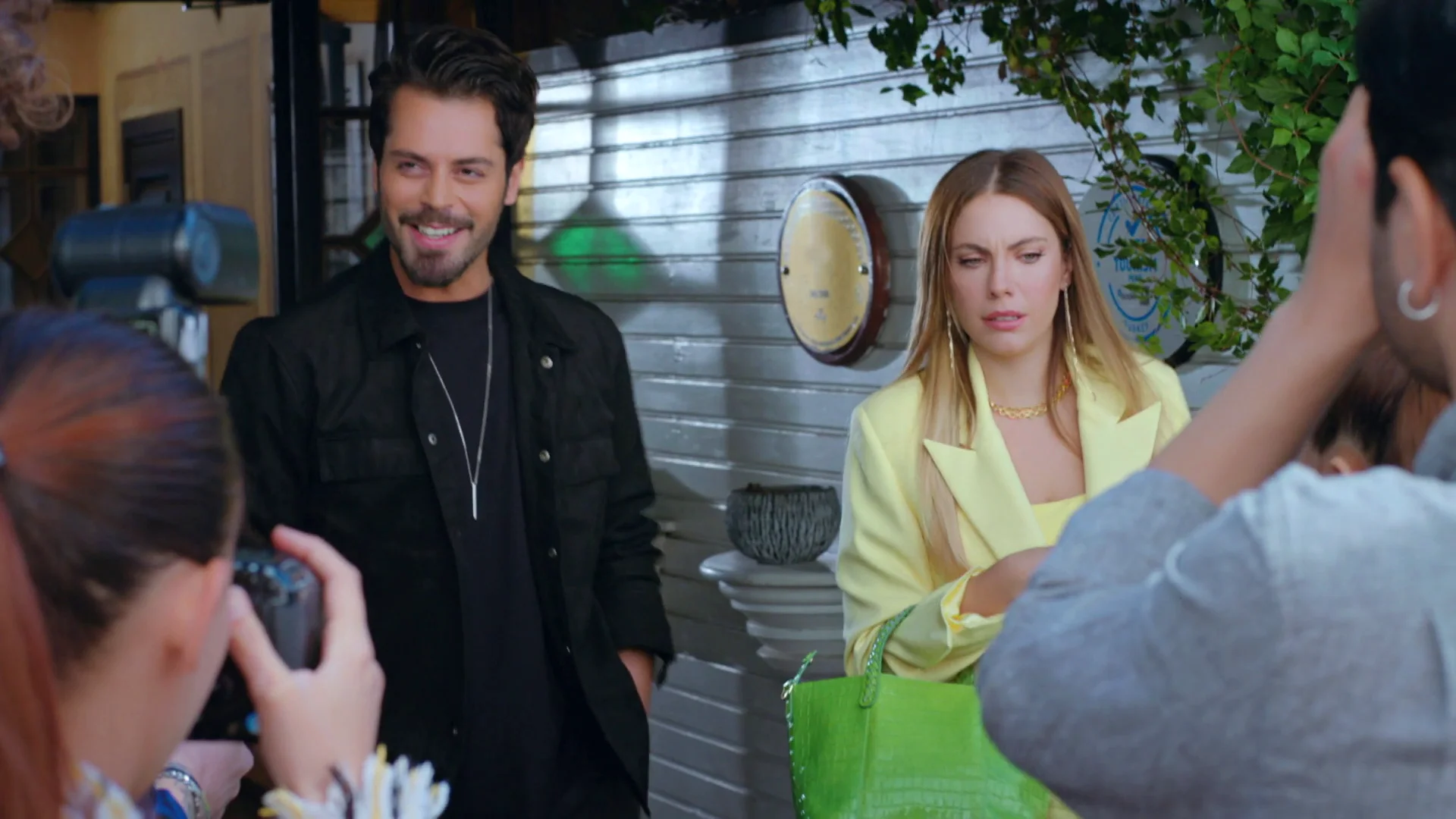 ¡Pillados! La prensa relaciona a Yildiz con Tarcan, un exitoso cantante pop ¡Pillados! La prensa relaciona a Yildiz con Tarcan, un exitoso cantante pop