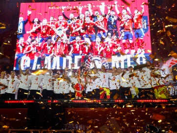 Los jugadores de la selección española durante la celebración este lunes en Cibeles