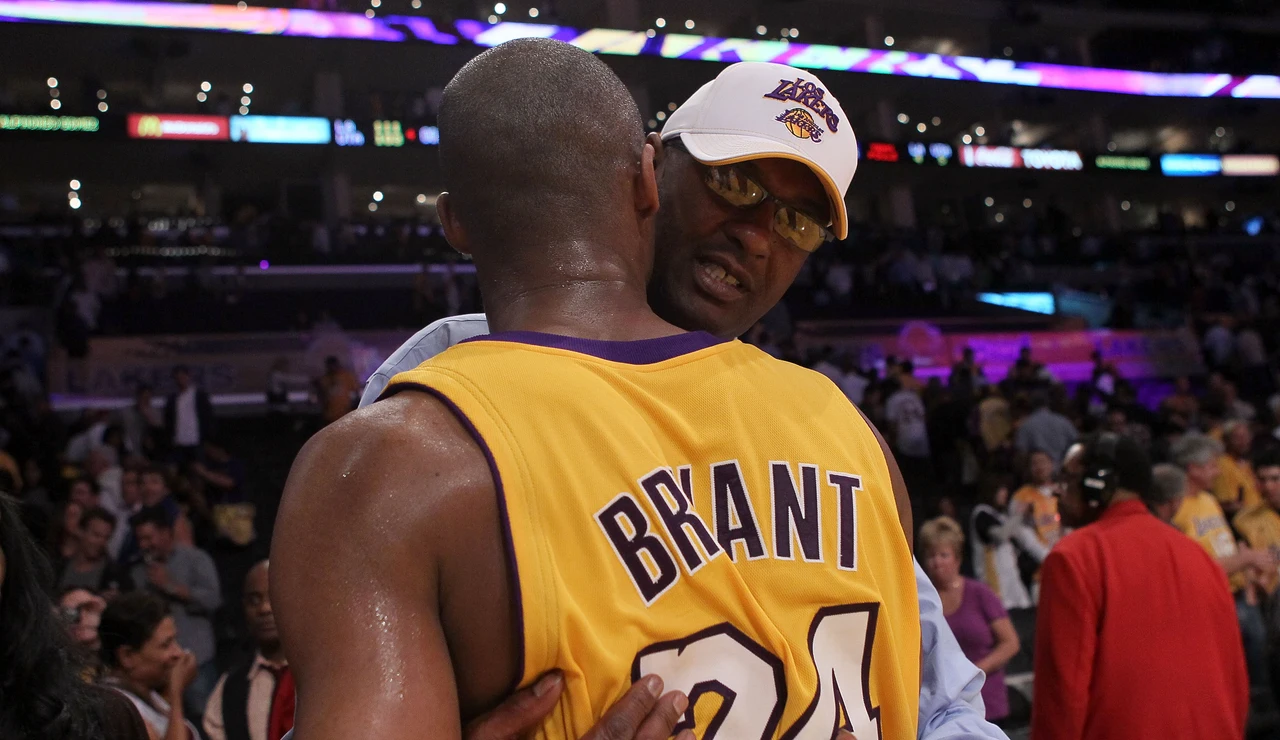 Joe Bryant saluda a su hijo, Kobe Bryant, durante un partido de Playoffs en 2010