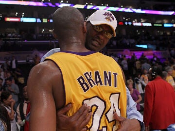 Joe Bryant saluda a su hijo, Kobe Bryant, durante un partido de Playoffs en 2010