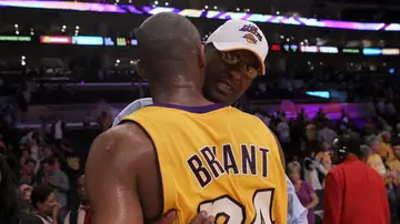 Joe Bryant saluda a su hijo, Kobe Bryant, durante un partido de Playoffs en 2010