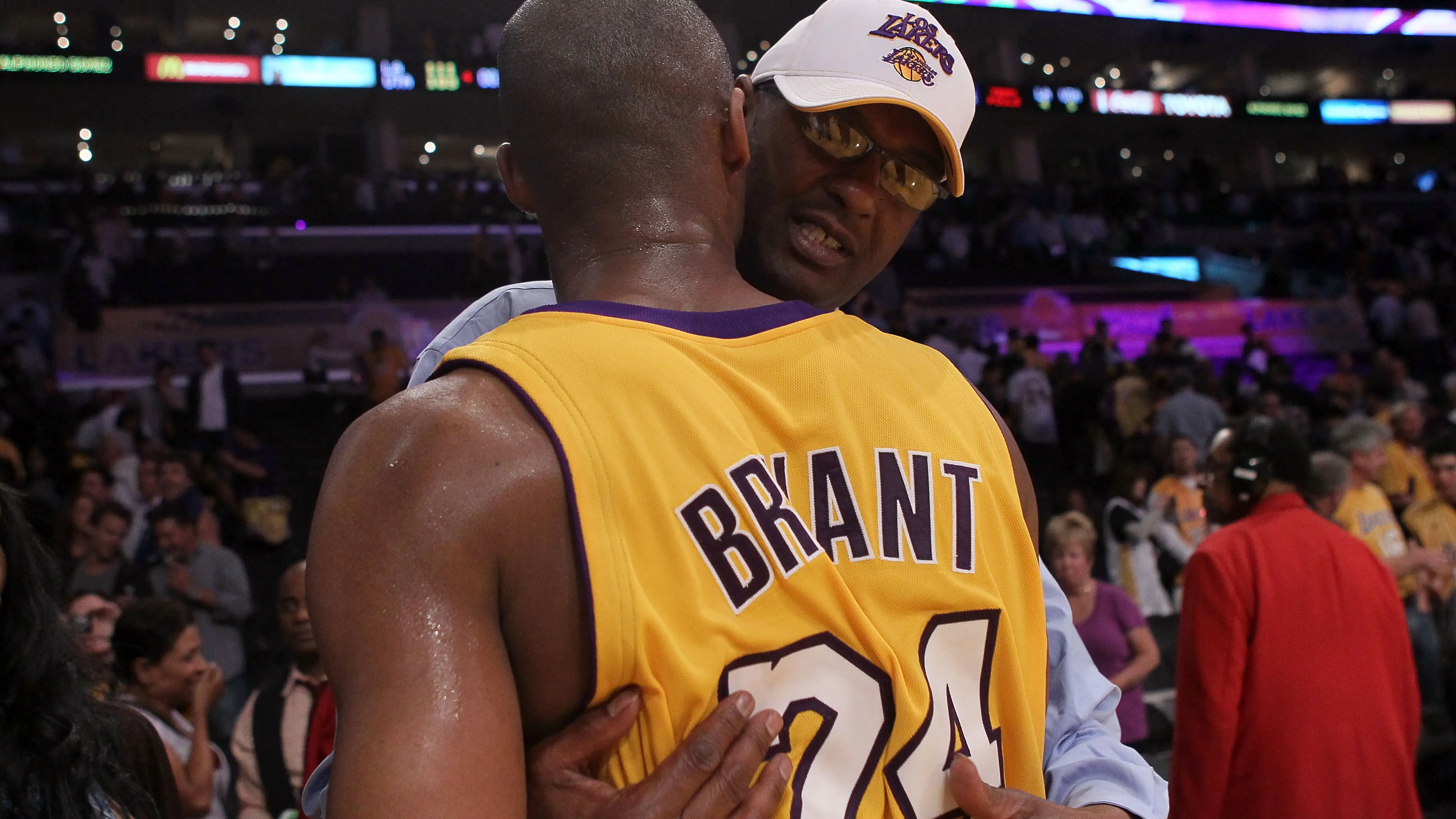 Joe Bryant saluda a su hijo, Kobe Bryant, durante un partido de Playoffs en 2010 Joe Bryant saluda a su hijo, Kobe Bryant, durante un partido de Playoffs en 2010