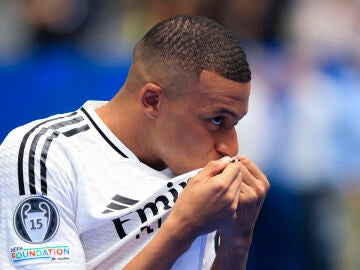 Mbappé en su presentación con jugador blanco