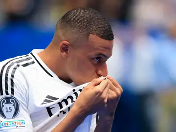 Mbappé en su presentación con jugador blanco