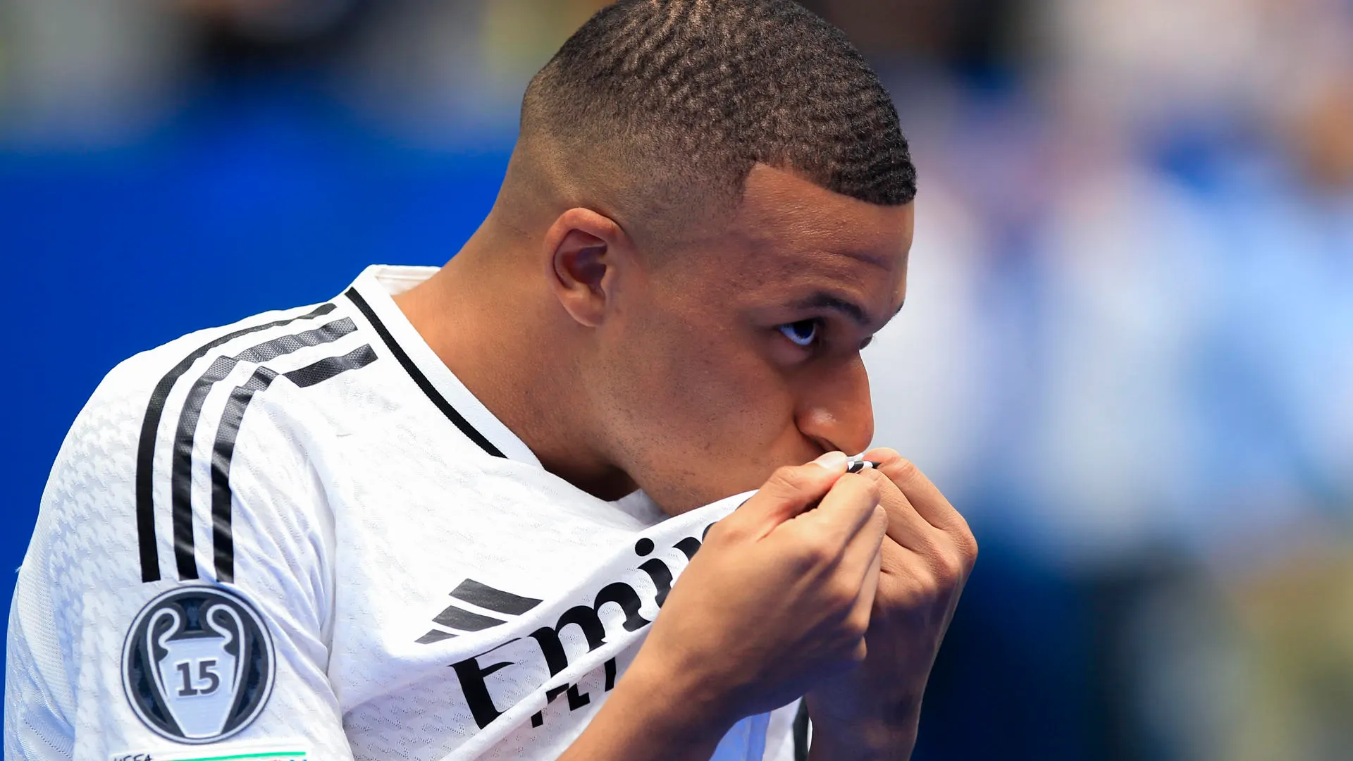 Mbappé en su presentación con jugador blanco Mbappé en su presentación con jugador blanco