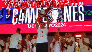 Rodrigo levanta el trofeo de la Eurocopa en Cibeles