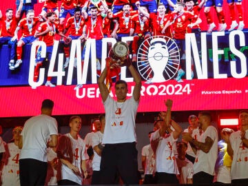 Rodrigo levanta el trofeo de la Eurocopa en Cibeles