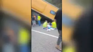 Personas tiradas en el suelo tras el accidente de bus