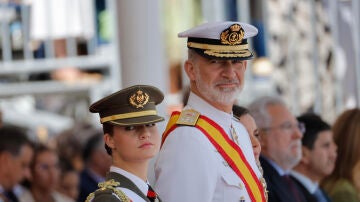 El rey y la princesa Leonor en la escuela militar de Marín