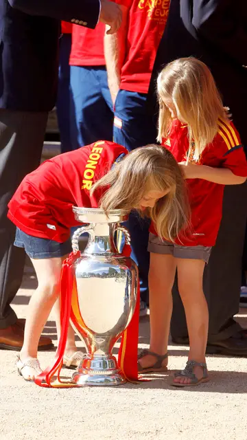 Leonor y Sofía jugando con la Eurocopa 2012 Leonor y Sofía jugando con la Eurocopa 2012