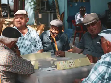 Un grupo de hombres mayores en Galicia Un grupo de hombres mayores en Galicia