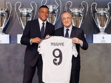 Kylian Mbappé posa con Florentino Pérez y la camiseta del Real Madrid