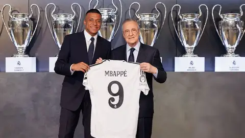 Kylian Mbappé posa con Florentino Pérez y la camiseta del Real Madrid Kylian Mbappé posa con Florentino Pérez y la camiseta del Real Madrid