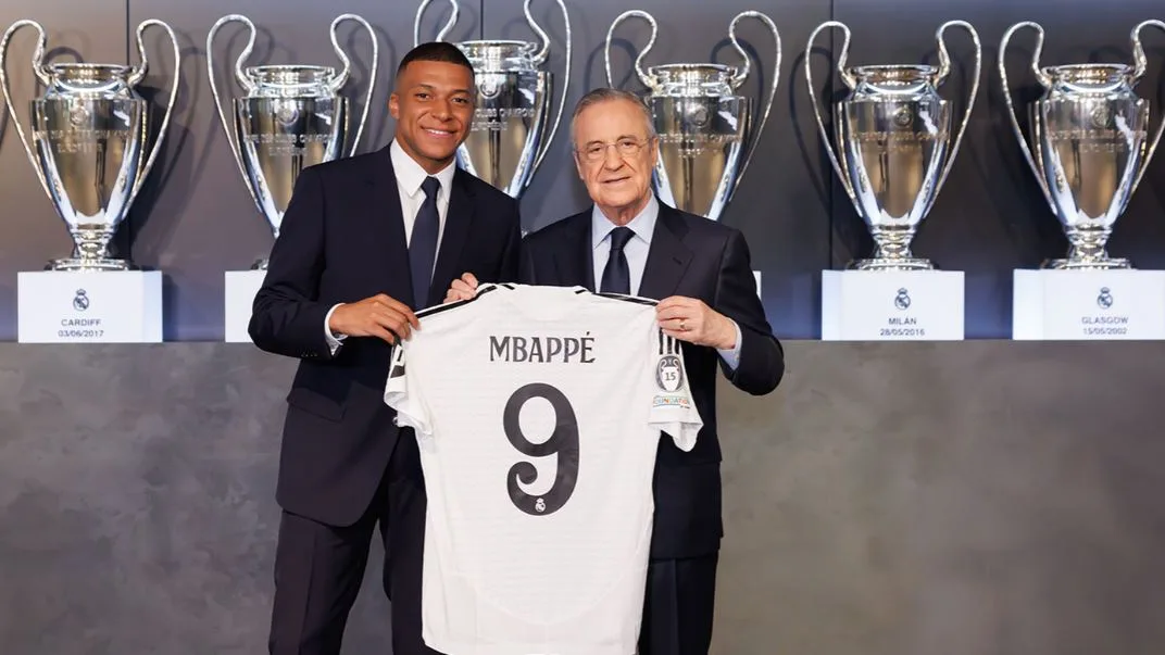 Kylian Mbappé posa con Florentino Pérez y la camiseta del Real Madrid Kylian Mbappé posa con Florentino Pérez y la camiseta del Real Madrid