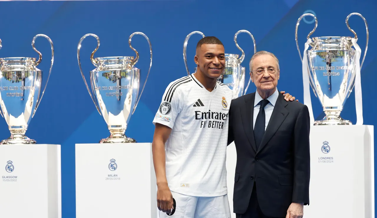 Kylian Mbappé posa junto a Florentino Pérez
