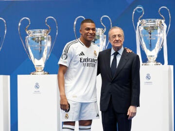 Kylian Mbappé posa junto a Florentino Pérez