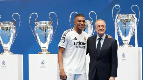 Kylian Mbappé posa junto a Florentino Pérez Kylian Mbappé posa junto a Florentino Pérez