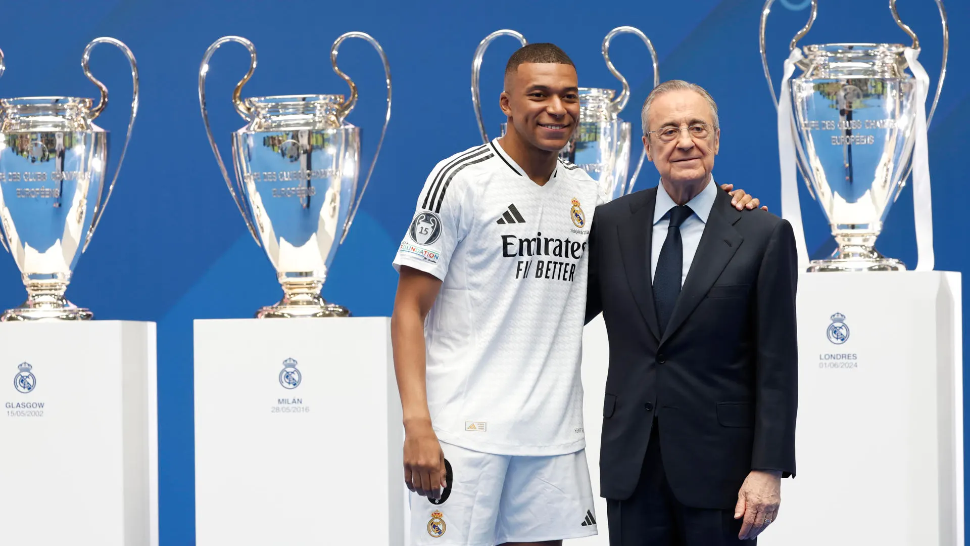 Kylian Mbapp&eacute; posa junto a Florentino P&eacute;rez