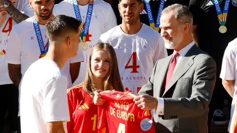 Morata entregando una camiseta de la Selección al rey Morata entregando una camiseta de la Selección al rey