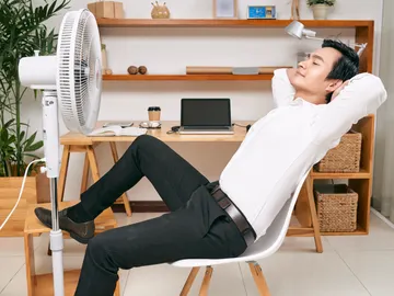 Hombre frente a un ventilador Hombre frente a un ventilador