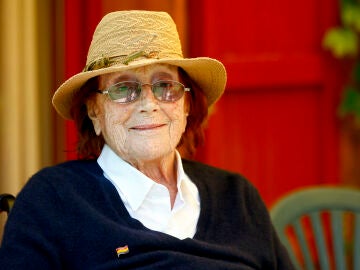 La escritora Rosa Regàs posa en su casa de Llofriu