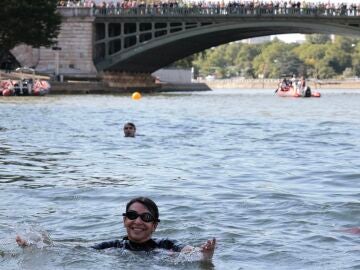 Anne Hidalgo bañándose en el Sena