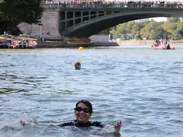 Anne Hidalgo bañándose en el Sena Anne Hidalgo bañándose en el Sena