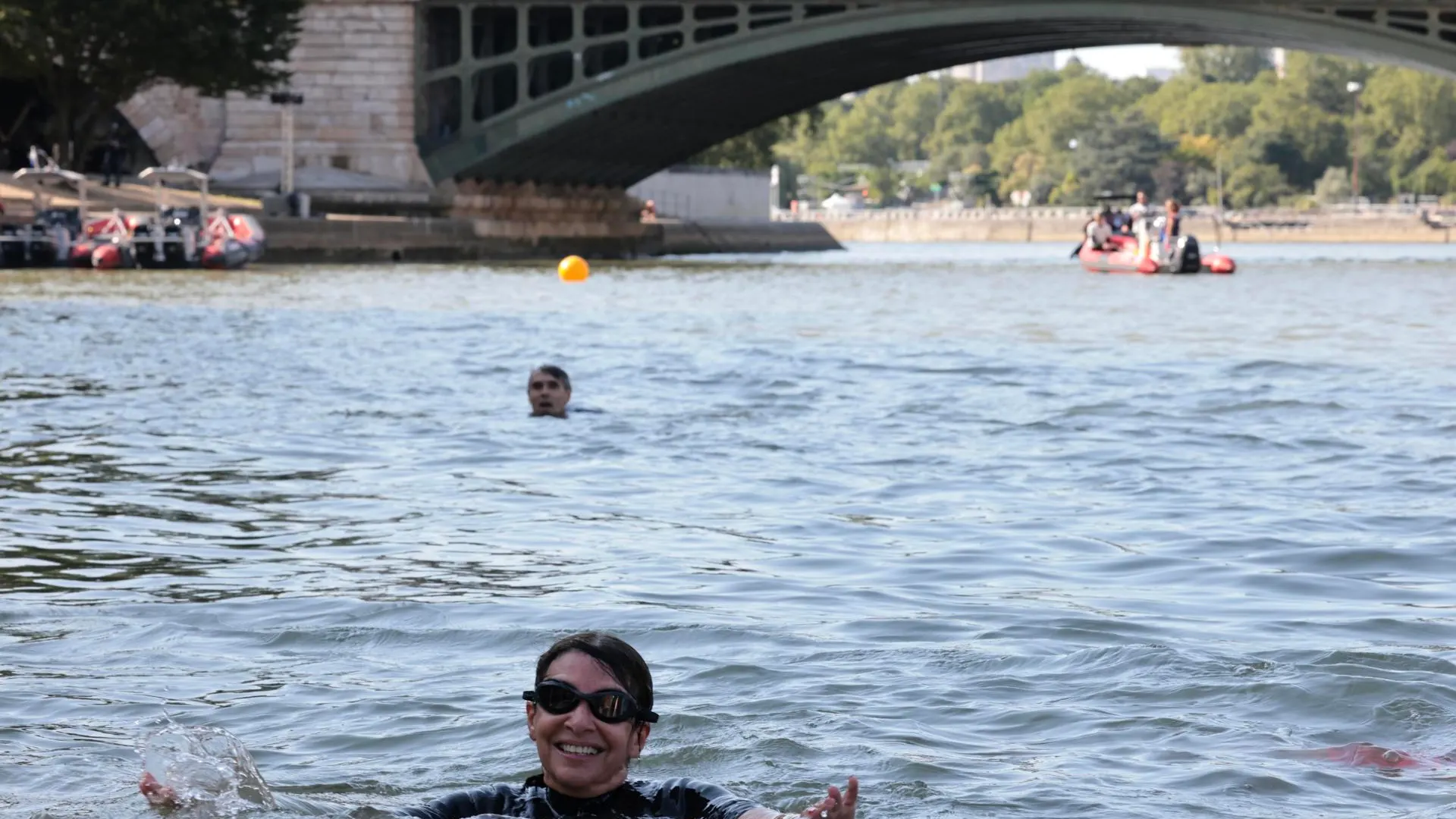 Anne Hidalgo bañándose en el Sena Anne Hidalgo bañándose en el Sena
